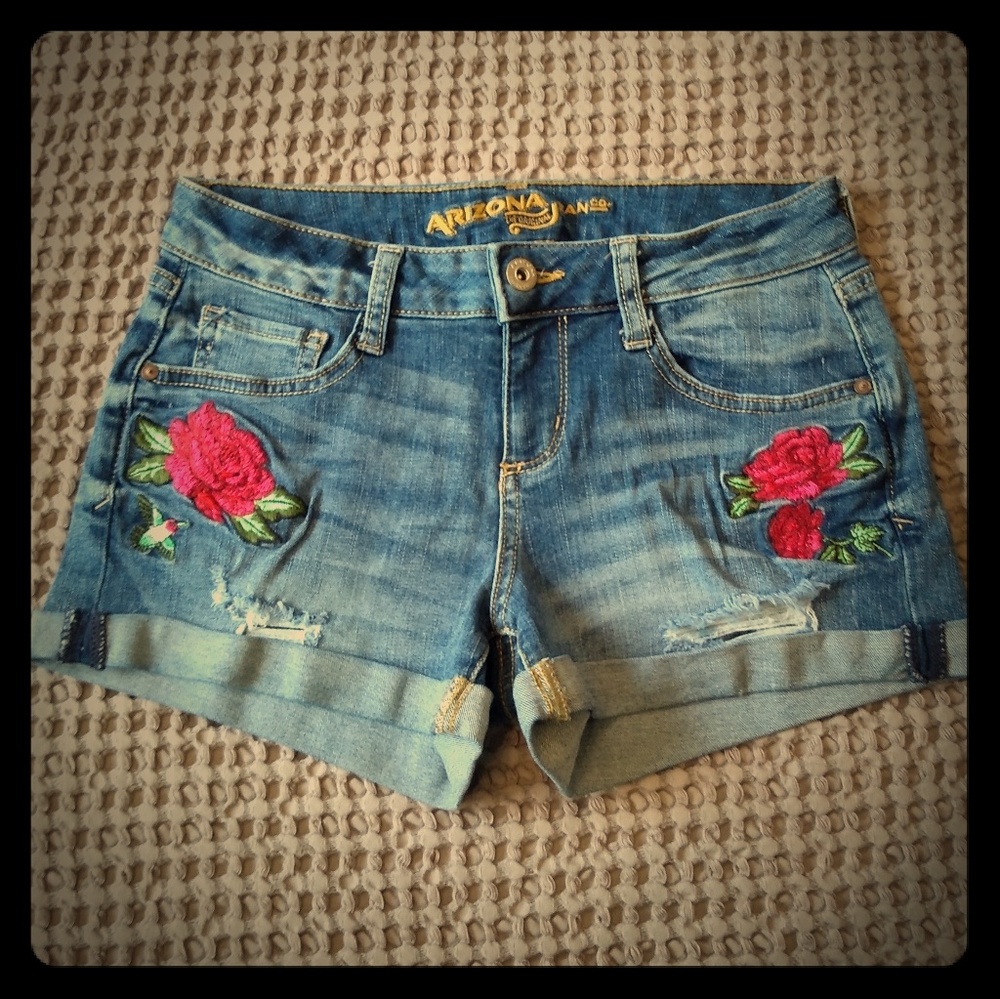 Arizona Jean Co. Cuff shorts w/embroidery stretchy